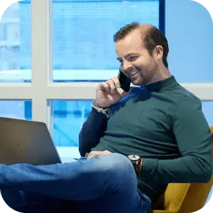 Man aan telefoon voor intakegesprek douaneadvies
