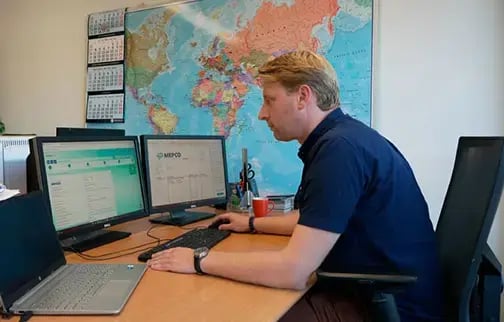 Man achter de computer werkt met Stratech Shipment voor opmaken van exportdocumenten.