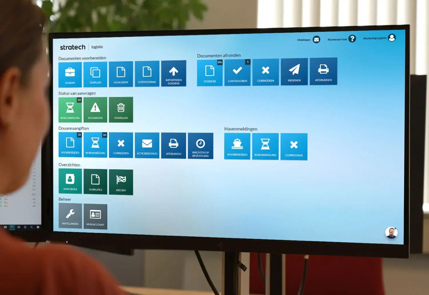 Vrouw kijkt naar computerscherm met daarop de software Stratech Shipment.