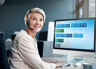 Vrouw achter computerscherm met daarop de software Stratech Shipment