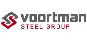 Logo Voortman Steel Group met grijze en rode letters en logo.