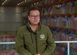 Wim Achterberg Customs & Trade Compliance Manager bij Green Qube Services in magazijn.