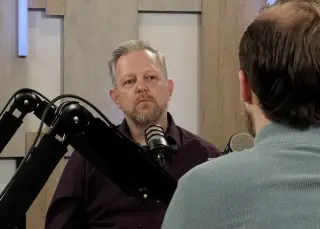 Twee mannen in een studio een podcast aan het opnemen.